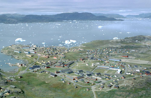 Udsyn over den Sydgrønlandske by Narsaq, fra toppen af fjeldet bag ved byen